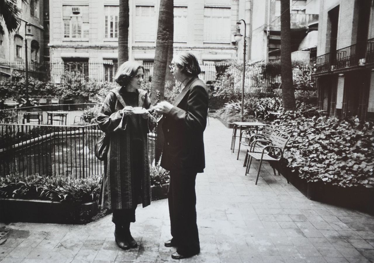 Montserrat Roig amb Joan Fuster, al jardí de l’Ateneu, 1977