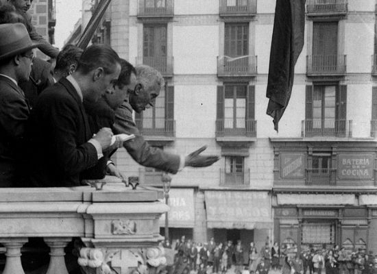 Francesc Macià proclamant la República al balcó del Palau de la Generalitat (1931)
