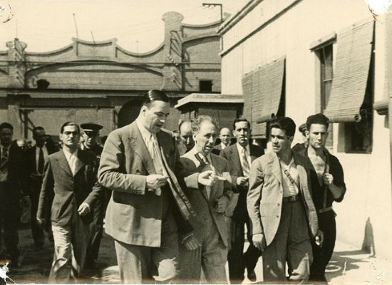 Josep Tarradellas -president de la Comissió d’Indústries de Guerra-, Lluís Companys, Jiménez de la Beraza, en segon pla, i Eugenio Vallejo en una visita a la Fàbrica número 1 de Badalona (1936)