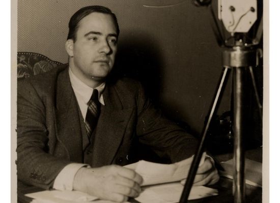 Josep Tarradellas, com a conseller primer de la Generalitat, comunica al poble, mitjançant la ràdio, les últimes disposicions governamentals (1937)