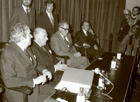Josep Tarradellas a la presa de possessió de Josep Andreu Abelló com a president de l'Ateneu Barcelonès (1977)