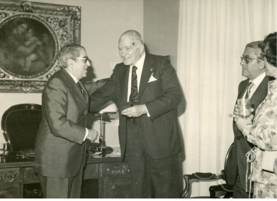 Josep Tarradellas rebent de mans de Josep Andreu Abelló la medalla d’honor de l’Ateneu acompanyats d’Enric Jardí i Maria-Àngela Cerdà  (1981) 