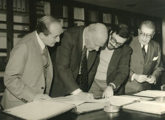 Vicente Cacho, Josep Tarradellas, Lluís Belenes i Josep Andreu Abelló consultant documents de l’Arxiu Històric de l’Ateneu Barcelonès (1981)