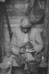 Soldat escrivint en un refugi (Col·lecció d'imatges de la Primera Guerra Mundial)