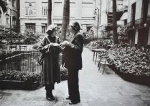 Montserrat Roig amb Joan Fuster, al jardí de l’Ateneu, 1977.